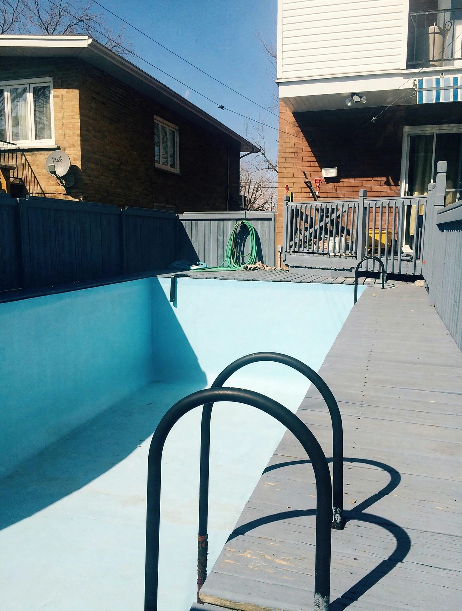 Piscine vidée avant démolition